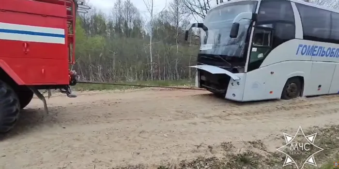 В Мозырском районе спасатели помогли автобусу, застрявшему в песчаной яме